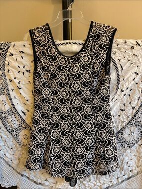 Julie’s Closet Black & White Lace Pattern Sleeveless Top Size XL